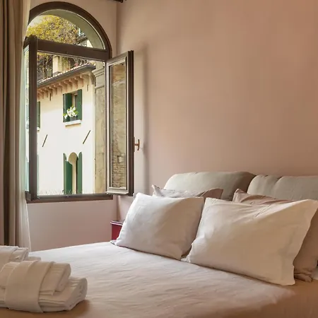 Buranelli33 Riverside Apartment